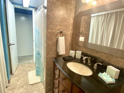The Destin 2BR Foxhole – Full Kitchen, Lake Access, Central Location