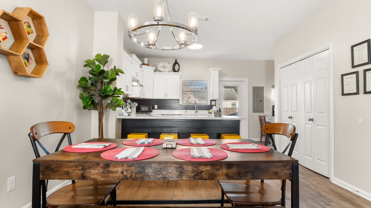 Foxhole | Sleeps 8 | Lake Charles Townhouse Near Casinos
