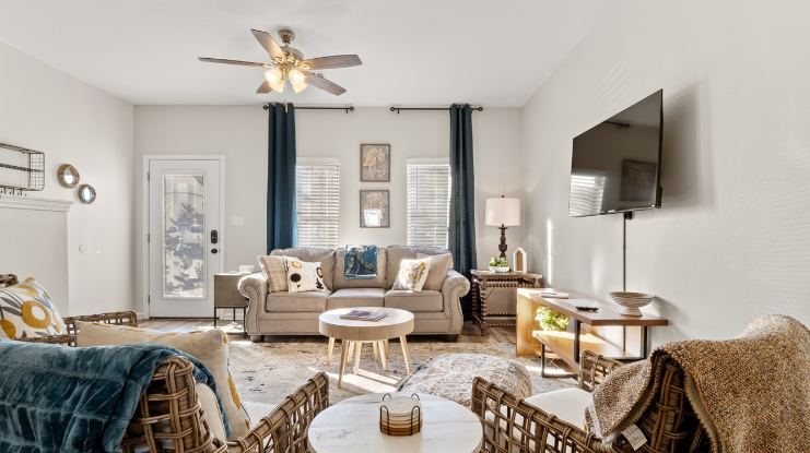 Foxhole Townhouse | Sleeps 8 | Near Casinos & Waterfront